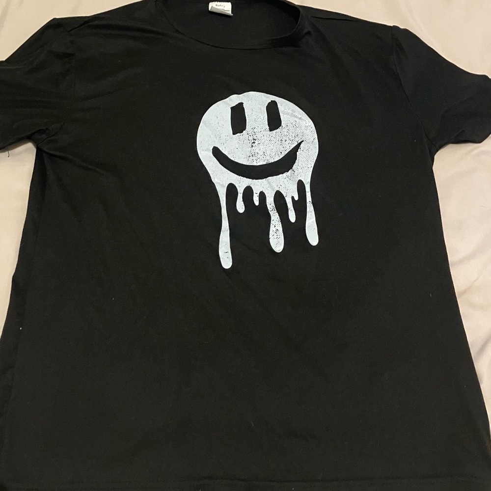 Men’s Sunny Top w/ Dripping Smiley Face!Accepting Offers! Bundle Deals Avail